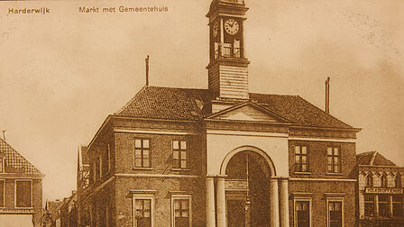 Harderwijk - Markt met Gemeentehuis. Historische afbeelding.